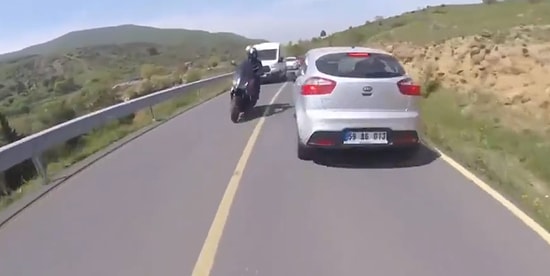 Türkiye'de Görmek İstediğimiz Hareketler! Aracına Çarpan Motosikletliye Yardım Eden Araç Sürücüsü