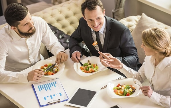 9. Если ваш коллега или друг хочет угостить вас ужином в ресторане, а вы, делая заказ, не хотите нанести удар по кошельку своего приятеля, то просто попросите его посоветовать какое-либо блюдо, и все будут довольны