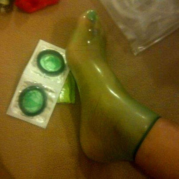 4. Prezervatifleri su geçirmez çorap olarak kullanabilirsiniz. 😅