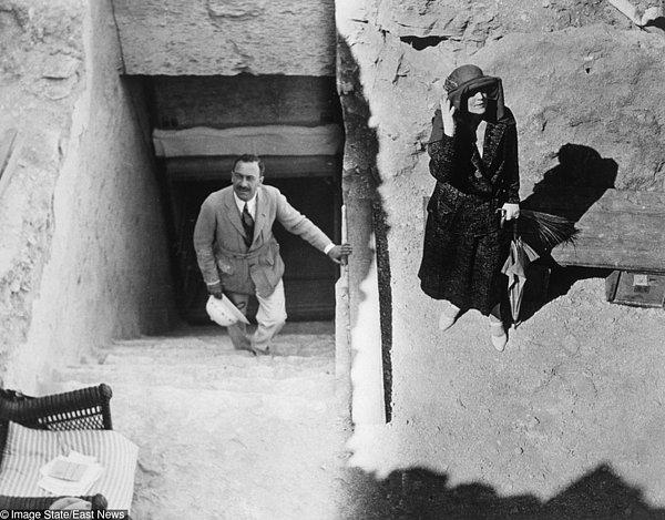 6. Krallar Vadisi'nde Tutankhamun'un Mezarı'na bir ziyaretçi - 1923