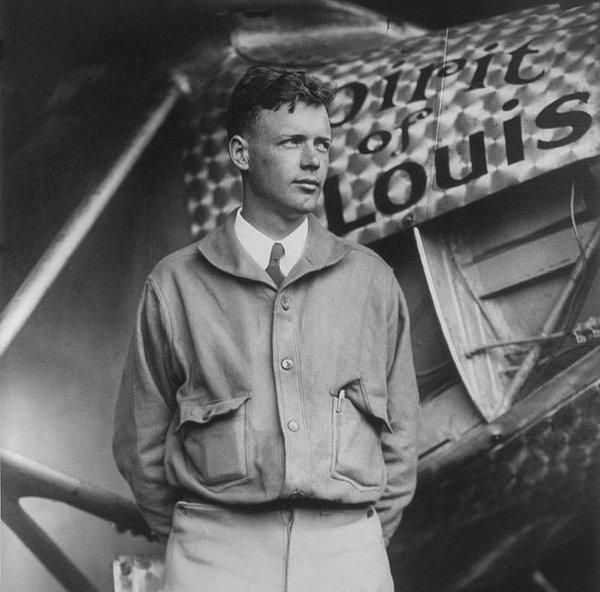 10. Charles Lindbergh, Atlantik üzerinde tek başına uçuyor. - 1927