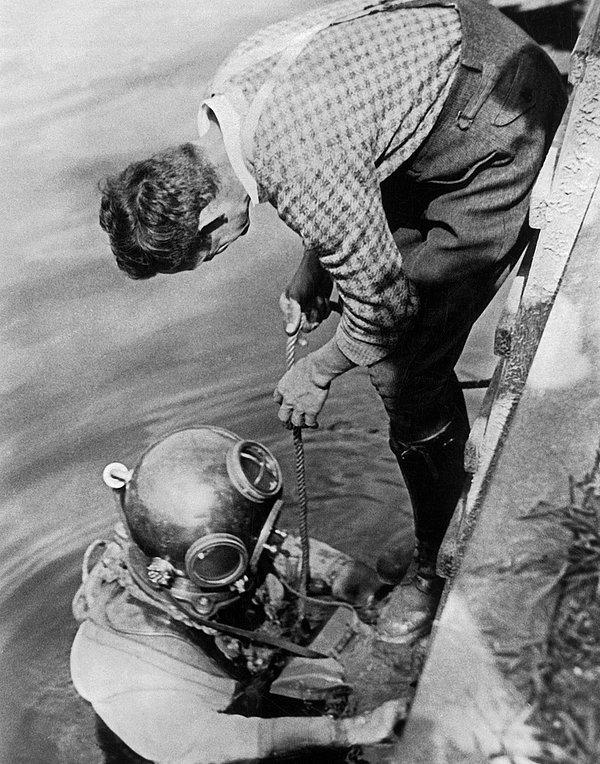 15. İlk su altı fotoğraflarının dalgıç çanı dışında hazırlanması - 1932