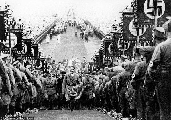 17. Bir Nazi Partisi mitinginde Hitler - 1934
