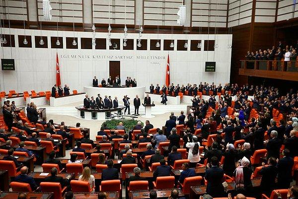 CHP, HDP ve İYİ Partili vekiller ayağa kalkmadı.