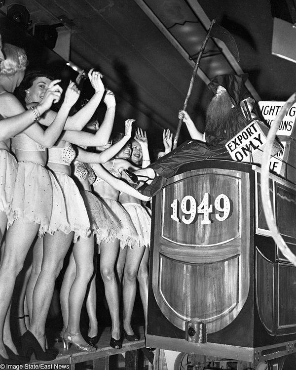 32. Yılbaşı gecesini kutlayan dansçılar - 1949