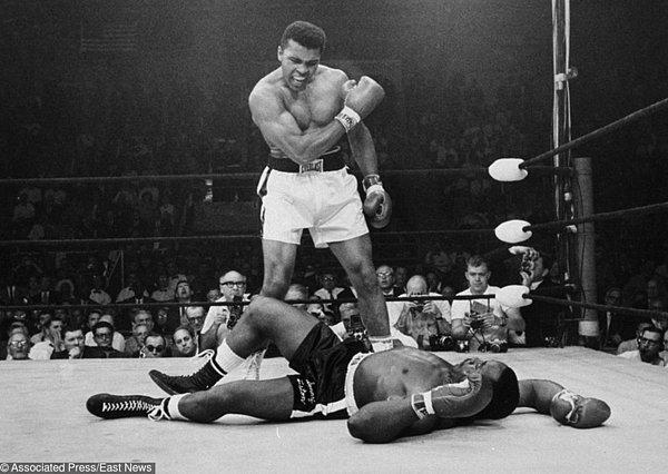 48. Muhammed Ali kalkıp dövüşmek için Sonny Liston'a bağırıyor. - 1965
