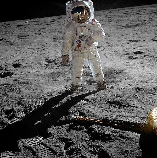 52. Armstrong Ay'a ayak bastı. - 1969