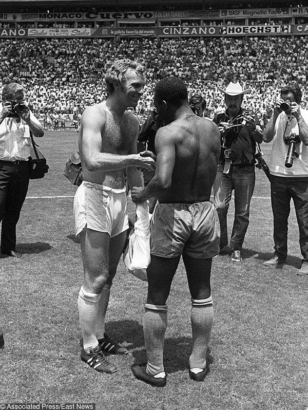 53. Pele ve İngiliz kaptan, Bobby Moore karşılıklı saygı işareti olarak formalarını değiş tokuş ediyor. - 1970