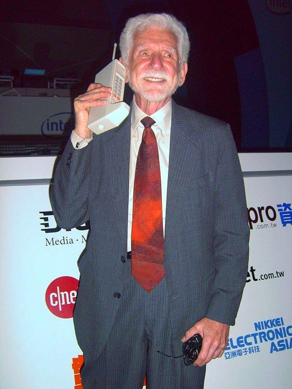 56. Motorola'dan Martin Cooper, ilk cep telefonunu aramasını bir DynaTAC model cep telefonundan yaptı. - 1973