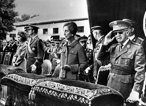 58. Eski İspanyol diktatörü General Francisco Franco, El Pardo Sarayı'nda düzenlenen tören sırasında milli marşı dinlerken halkı selamlıyor. -1975