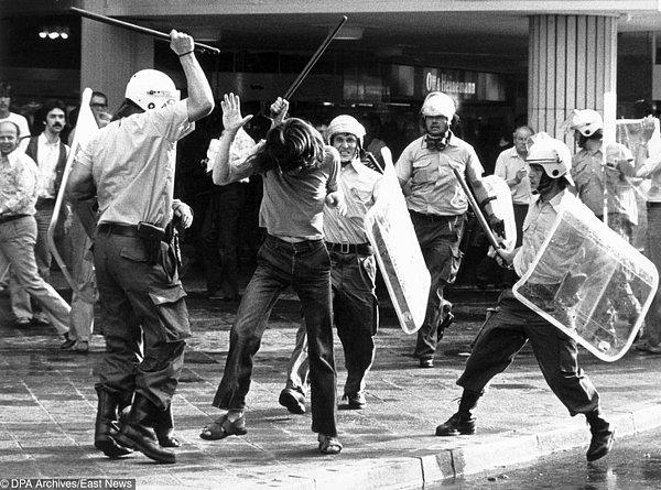 59. Polisler göstericileri coplarla dövüyor. - 1976