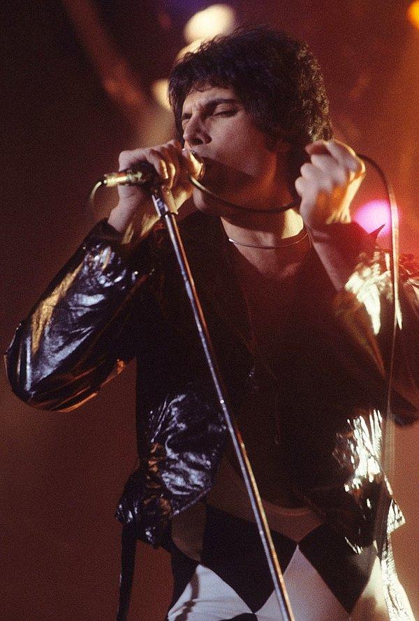60. Freddie Mercury New Haven, Connecticut'ta sahnede. - 1977
