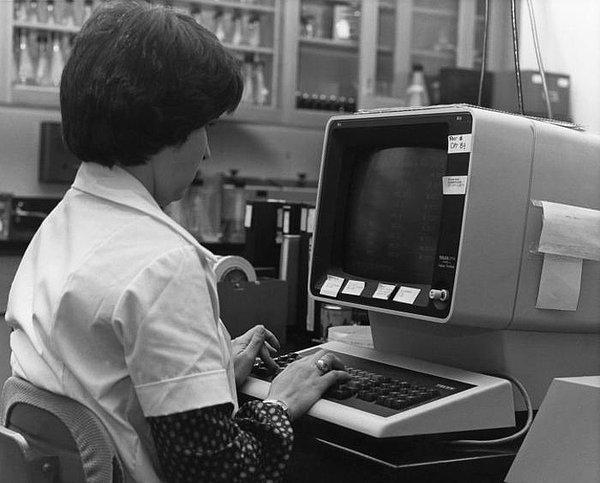 63. Bilgisayar kullanan bir kadın - 1980