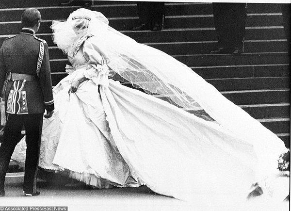 64. Lady Diana Spencer, yakında Galler Prensesi olacak, gelinliğini gösteriyor. - 1981