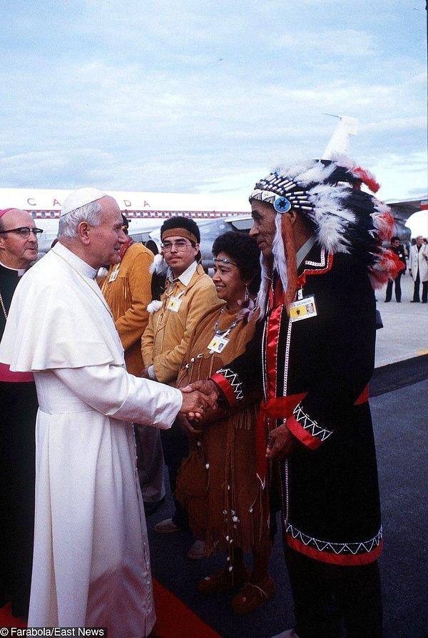 67. Papa John Paul II Kanada turu sırasında Algonquin Kızılderilileri ile buluşuyor. - 1984