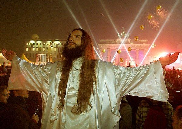 83. Berlin'de yeni bin yılın başlangıcını kutlayan İsa gibi giyinmiş bir adam - 2000