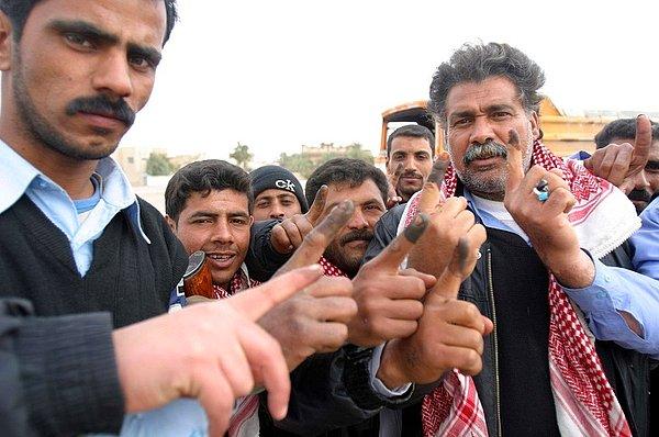 88. Irak polisi, mürekkep lekeli işaret parmaklarını gösteriyor. - 2005