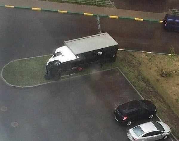 12. Грузовичок прилег отдохнуть. А если серьезно, это последствия урагана в Нижнем Новгороде