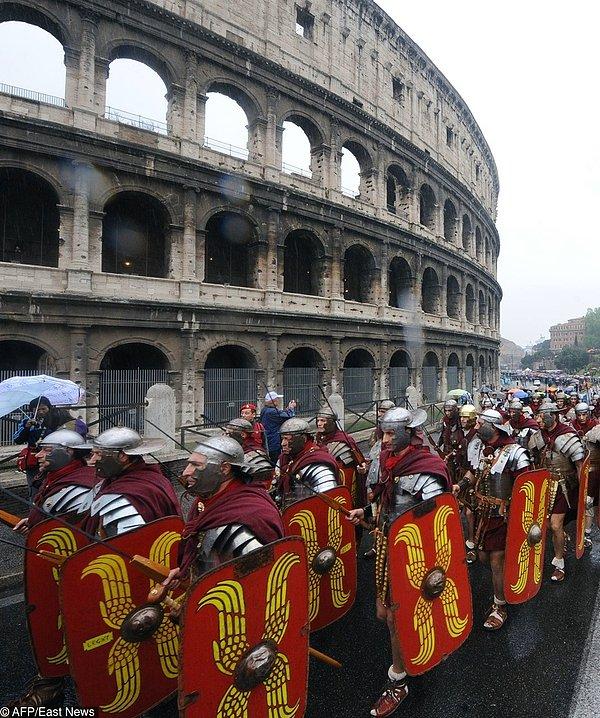 92. Roma Tarihi Grubu, Roma'nın kuruluşunun 2762'inci yıl dönümünü kutlamak için antik Kolezyum'u geride bırakan 83 kişilik bölük komutanları gibi giyinmişti. - 2009