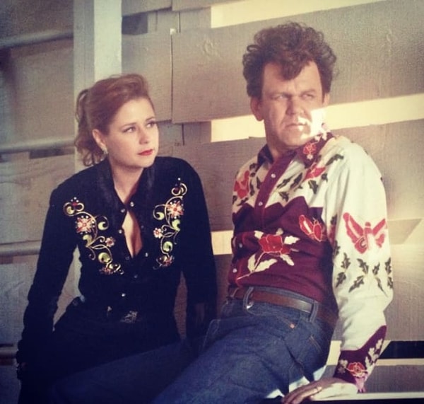 16. Дженна Фишер и Джон Кристофер Рейли на съёмочной площадке фильма "Взлёты и падения: История Дьюи Кокса"