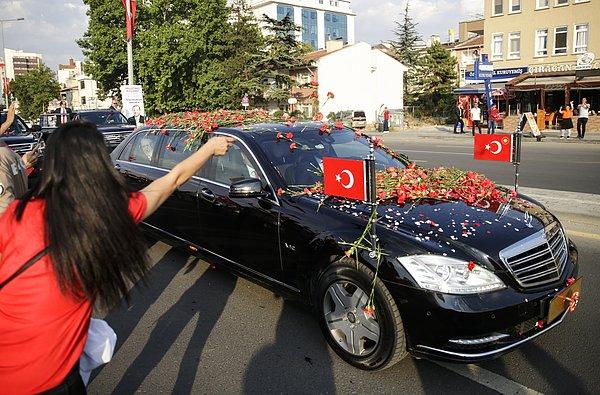 2. Erdoğan'ın aracı yol boyunca vatandaşlar tarafından ilgi gördü.
