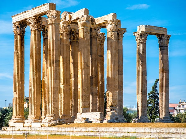 1. Кто обитал на горе Олимп вместе с Зевсом?