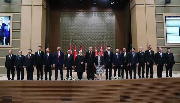 İsimlerin açıklamasının ardından Erdoğan, bakanlarla birlikte kameralara poz verdi.