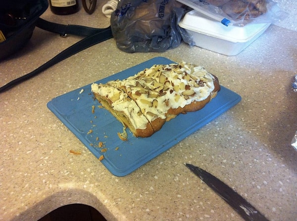 3. Далекая от технологий бабуля спутала разделочную доску и iPad 😆