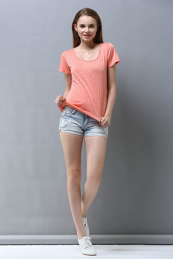 11. На время отпуска вы не планируете 500 разных нарядов на все случаи жизни, а просто покупаете одинаковые футболки и шорты, просто в разных оттенках