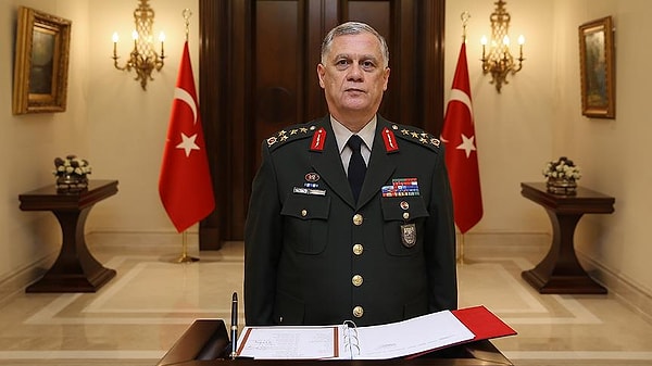 Kara Kuvvetleri Komutanlığına Genelkurmay 2. Başkanı Orgeneral Ümit Dündar, Genelkurmay 2. Başkanlığına ise Kara Kuvvetleri Kurmay Başkanı Korgeneral Metin Gürak getirildi.