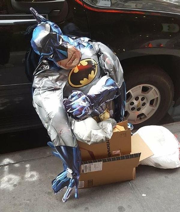 12. Elden ayaktan düşmüş balon Batman.