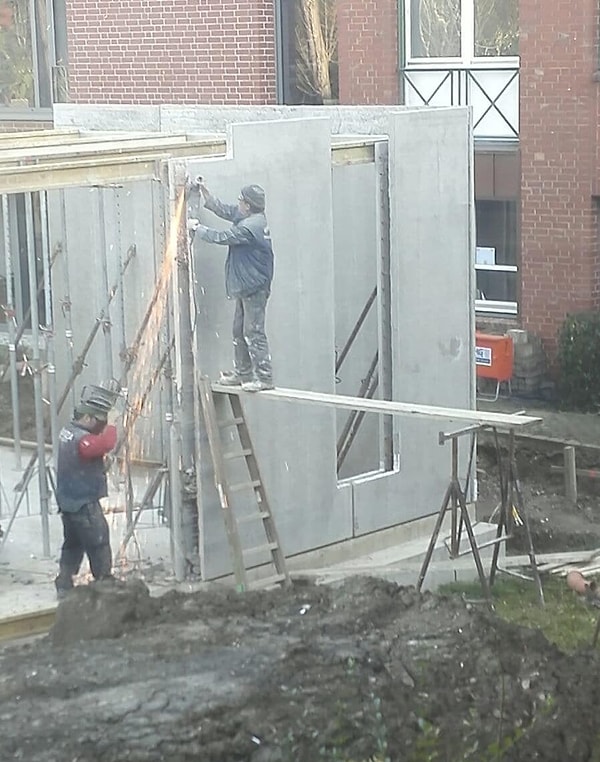 8. Никто и не говорил, что быть строителем - это безопасно, но ребята, надо же и меру знать!