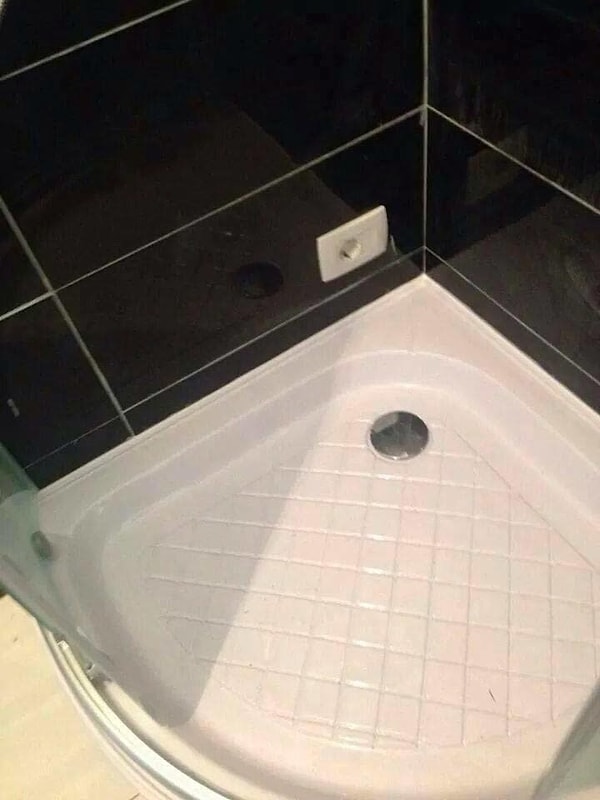 9. Тот, кто установил розетку в душе, очевидно, любит риск