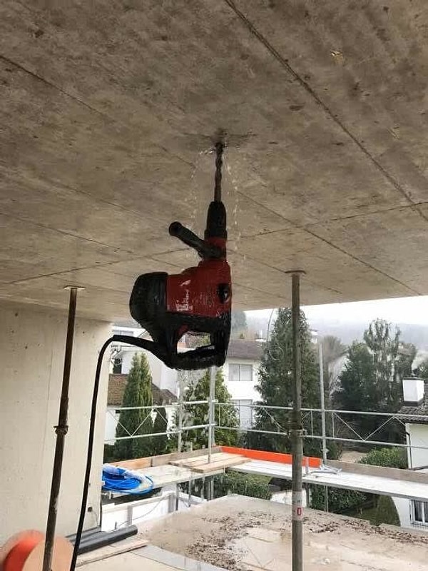 11. Судя по всему, этот рабочий пошел перекусить. «Всё под контролем!» - заверяет нас он.