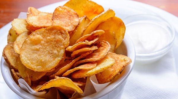 1. Картофельные чипсы, срок годности которых истек неделю назад.