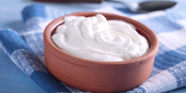 4. Греческий йогурт, срок которого истек сутки назад. Может, даже не испортился...