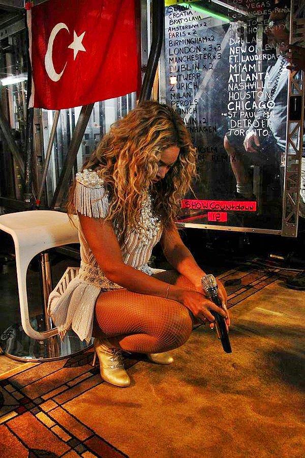 2. Türk bayrağıyla motive olan Beyonce.