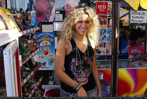8. Bakkaldan kuru bakliyat alan Shakira.
