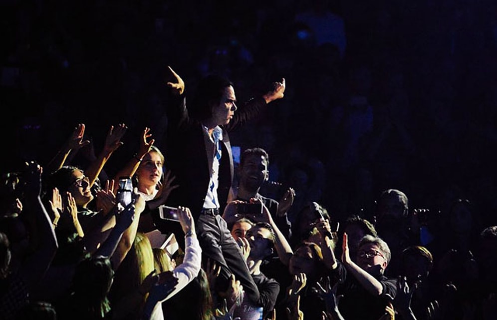 Stage Dive Yapmak İsterken Türk Seyircilerin Story Merakına Yenik Düşerek Perişan Olan Nick Cave