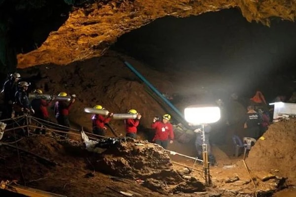 2. Как им удалось выжить и не поддаться панике? Тут, безусловно, нужно благодарить тренера Экапола Чантавонга. Он делал для мальчиков все и даже больше.