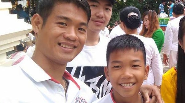 3. Однажды Экапол уже обманул смерть. В деревне, где он жил, от инфекции погибли абсолютно все жители. Остался лишь 10-летний Чантавонг, ставший сиротой.