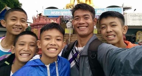 8. Сразу же после того, как Экапол Чантавонг понял, что его команда и он попали в западню, тренер сказал собрать все запасы воды и еды, что имелись у мальчиков, и распределил их так, чтобы хватило на несколько дней. При этом сам Экапол не взял ни крошки.