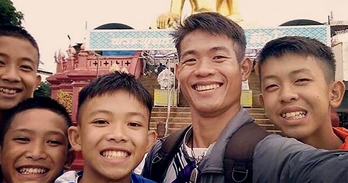 Без него они бы не выжили! Футбольный тренер учил тайских мальчиков медитации и отдавал им всю еду