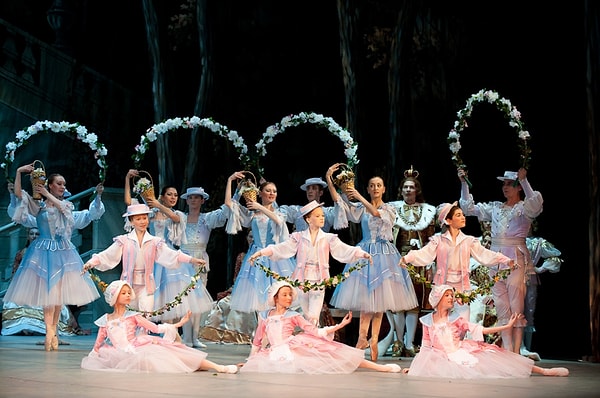 9. Как думаете, что это за спектакль?