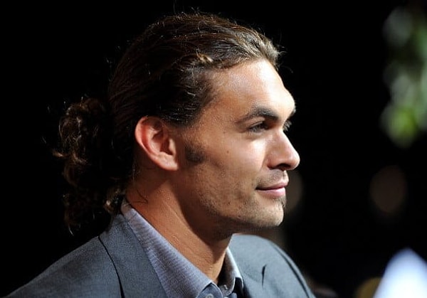 6. Он одинаково шикарен как с распущенными, так и с убранными волосами.