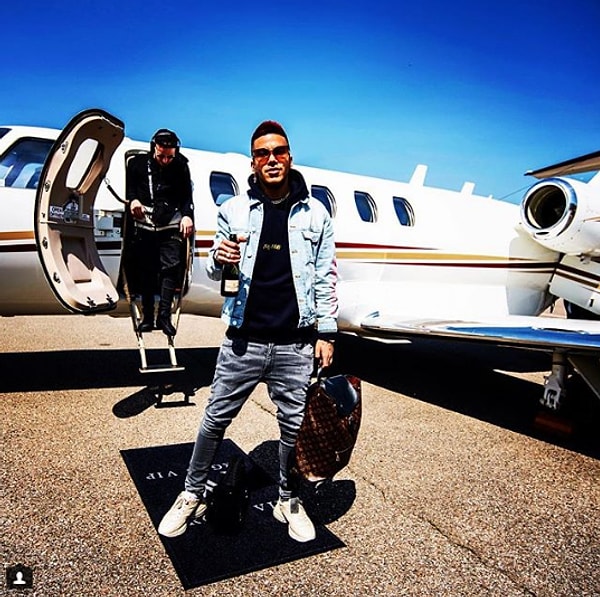 2. Жаркие итальянские парни летают на самолетах куда им вздумается ✈️