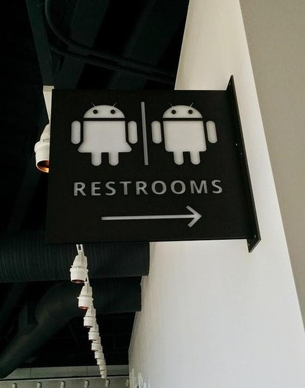 4. Googleplex'li tuvalet tabelası. ☺️🤖
