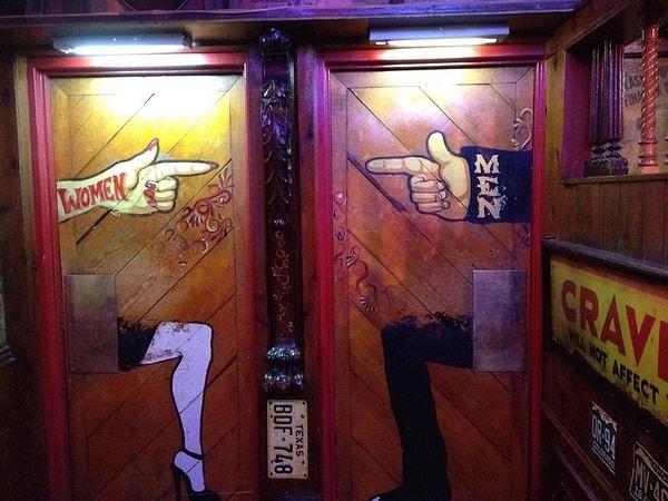 6. Yine kapılar üzerinde çizilmiş kafa karıştırıcı tuvalet sembolleri. (İpucu: Kadınlar tuvaleti sağdaki) 🤔👉