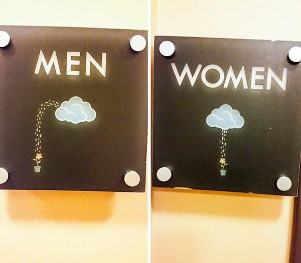 13. Bir yağmur bulutu şeklinde tasarlanmış tuvalet tabelası. 🌧💧