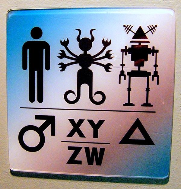 14. Bir bilim müzesinin galaksiler arası tuvalet tabelası. 👽🤙